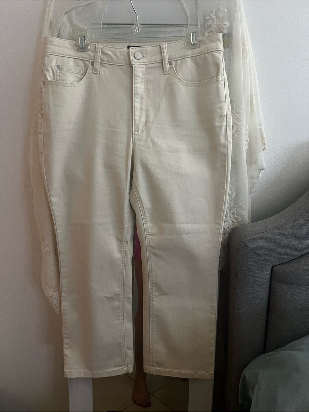 Jones New York Off-White Cropped Ankle Jeans